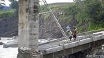 Berani Uji Nyali Kaya Warga Pekalongan Lintasi Jembatan Roboh Ini