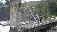 Meskipun sudah hempir dua tahun, jembatan itu tak kunjung diperbaiki. Pemkab mengaku sudah berkoordinasi dengan Gubernur Jateng. Rencananya akan dibangun mengunakan dana bantuan Provinsi Jateng sebesar Rp 18 miliar. Namun hingga kini belum terlihat realisasinya.