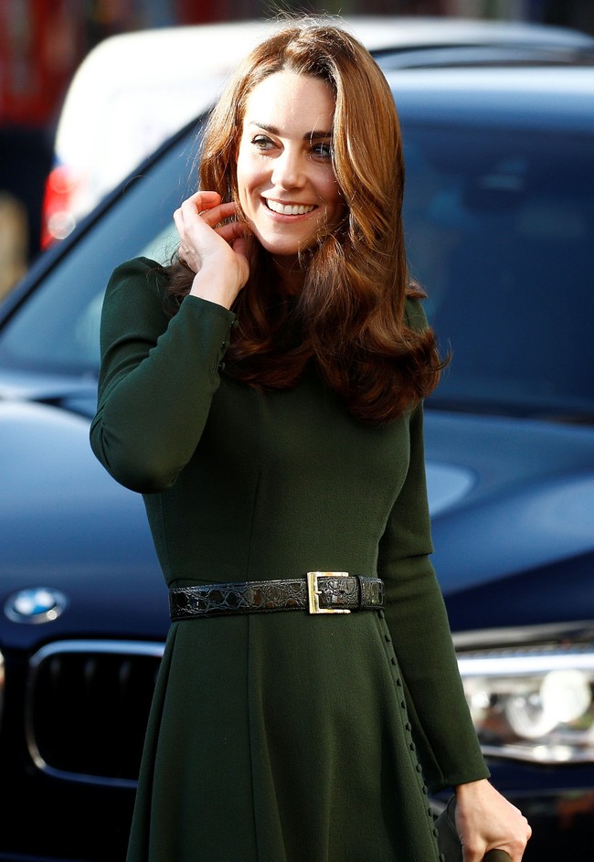 Bagi sebagian orang langkah Kate Middleton memakai dress hijau keluaran brand yang mengkampanyekan perlindungan korban perdagangan manusia ini dianggap sebagai pernyataan politik yang berani dari seorang anggota keluarga kerajaan. Meski demikian Kate sendiri belum pernah memberikan pernyataan langsung mengenai dukungannya pada masalah tersebut. Foto: Reuters