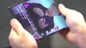 Nah, Lin Bin kemudian memulai proses melipat perangkat ini di kedua sisinya. Hal itu tidak biasa karena ponsel layar lipat biasanya ditekuk di satu bagian saja. Foto: YouTube