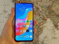 Melihat Honor View 20, Ponsel Gahar Kameranya di Layar