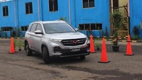 Penumpang baris ke-2 juga tak merasa limbung. Body roll Wuling Almaz terbilang baik. Foto: Ruly Kurniawan