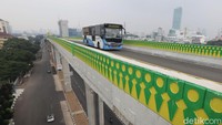 Di masa kepemimpinan Ahok, ia pun membangun dan meresmikan jalan layang untuk koridor 13 bus TransJakarta. Koridor itu dibangun untuk semakin memudahkan akses transportasi warga dari dan menuju Ciledug-Tendean, sekaligus untuk mengurai kemacetan. Grandyos Zafna/Dok. Detikcom.