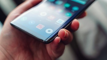 Slot SIM cardnya diganti dengan teknologi eSIM. Foto: Meizu