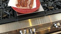 Sophia terpaut usia 47 tahun dengan tunangannya. Ia kerap mengunggah foto-foto makanan. Salah satunya bacon dengan keterangan Perfect Sunday. Foto: Instagram hutchins_sophia