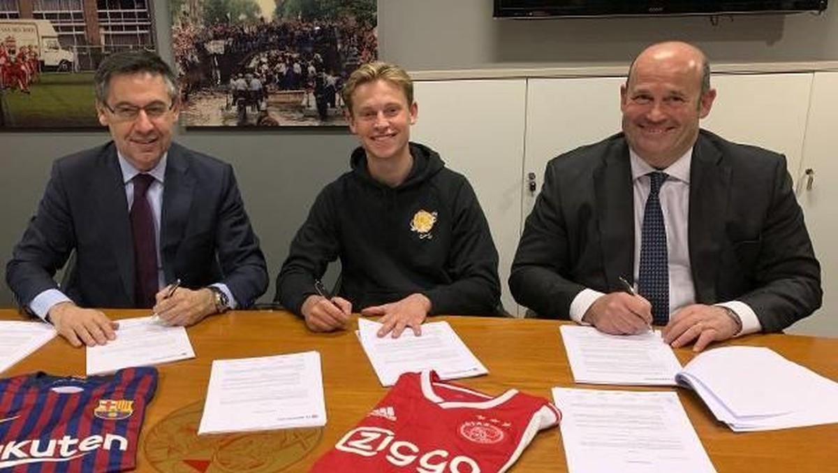 Frenkie de Jong bakal berkostum Barcelona pada musim panas. (Foto: Twitter @FdeJong_fr)