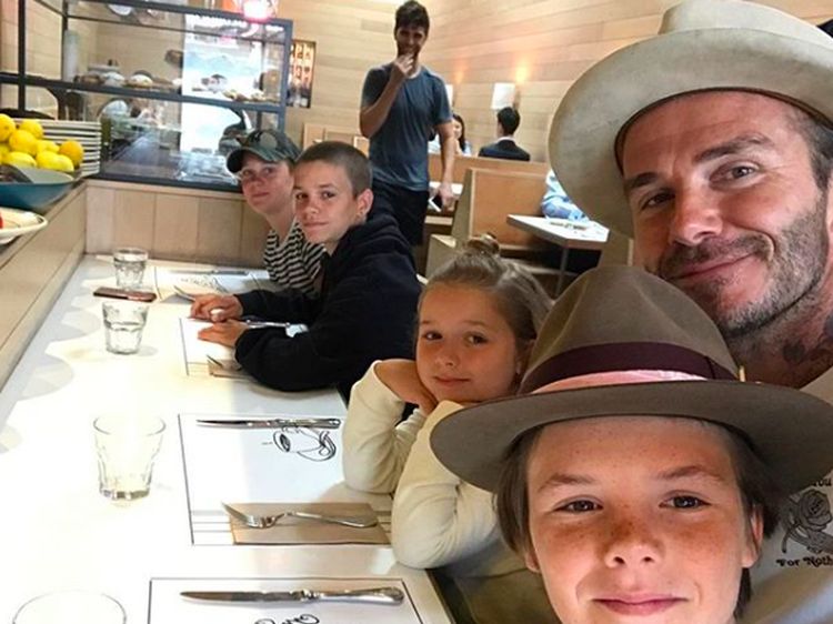 Dekat dengan Sang Ayah, Begini Serunya Kulineran Beckham dengan Anaknya