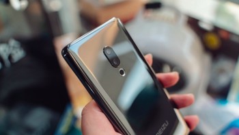 Ia tampak masih nyaman digenggam hanya dengan satu tangan. Foto: Meizu