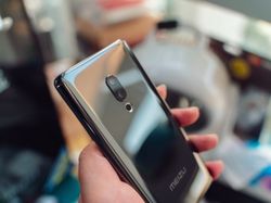 Potret Ponsel Pertama Sejagat Tanpa Tombol dan Lubang