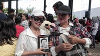 Para pendukung Basuki Tjahaja Purnama (BTP) atau Ahok membawa buku bertuliskan Pesan Cinta Ahok yang berisi testimoni dan kesan mengenai Ahok selama memimpin Jakarta.