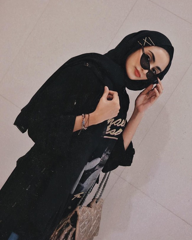 Hijabers cantik Munira Agile memilih bobby pin untuk gaya hijabnya. Ia memilih beberapa bobby pin yang dipasangkan hanya saat ia memakai hijab pashmina. Foto: Instagram/Miraagile