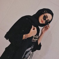 Hijabers cantik Munira Agile memilih bobby pin untuk gaya hijabnya. Ia memilih beberapa bobby pin yang dipasangkan hanya saat ia memakai hijab pashmina. Foto: Instagram/Miraagile