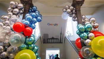Hiasan balon warna-warna khas Google memeriahkan kantor barunya. (Foto: Reuters)