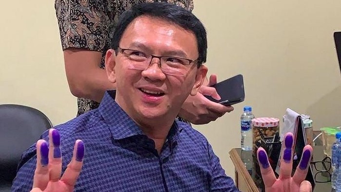 Ahok berkemeja biru saat bebas dari penjara. Foto: Instagram/@basukibtp Ahok berkemeja biru saat bebas dari penjara. Foto: Instagram/@basukibtp