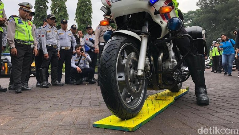 Atraksi moge polisi menginjak ranjau paku Foto: Luthfi Anshori Atraksi moge polisi menginjak ranjau paku Foto: Luthfi Anshori