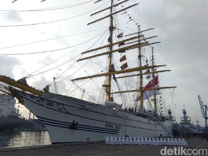 Panglima TNI Ajak Para Tokoh Agama Joy Sailing Naik KRI Bima Suci