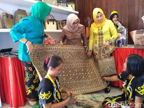 Mufidah mengunjungi beberapa stand yang ada di Balai Adat Tidung dan Budaya