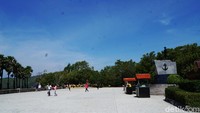 Karena keindahan pemandangannya, Promthep Cape menjadi destinasi wajib jasa tur di Phuket. Jadi traveler jangan heran, bila melihat banyak bus dan mobil wisata datang ke sini. (Syanti/detikTravel)