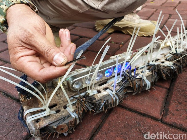 Ranjau Paku yang Mengancam Pengendara Jakarta