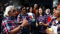 Mengenakan kemeja kotak-kotak, kedatangan Ahoker ke Mako Brimob untuk menyambut kebebasan Ahok.