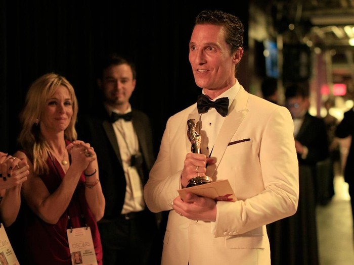HOLLYWOOD, CA - MARCH 02:  Actor Matthew McConaughey, winner of the Best Actor Award for Dallas Buyers Club, backstage during the Oscars held at Dolby Theatre on March 2, 2014 in Hollywood, California.  (Photo by Christopher Polk/Getty Images)