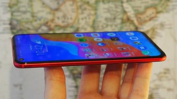 Honor turut menyematkan sensor 3D ToF (Time of Flight) stereo di bagian belakang. Adanya teknologi ini dapat digunakan untuk augmented reality yang menghadirkan dukungan untuk pengukuran kedalamanan, penangkapan gerak, bentuk tubuh dan lain-lain. Foto: Pocket Lint