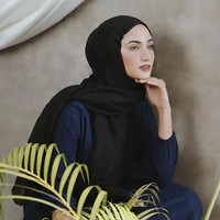 Munira memasang jepit rambut di satu sisi hijabnya. Ia menyilangkan jepit rambut tersebut di beberapa bagian, sehingga hasil akhirnya seperti corak atau motif yang menempel di pashminanya. Foto: Melody Madeas
