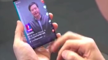 Perubahan dari bentuk tablet menjadi smartphone terlihat mulus. User interface juga langsung menyesuaikan. Sementara, tombol power diletakkan tepat di posisi atas bagian tengah sehingga tampak natural dan mudah dijangkau ketika menjadi smartphone. Foto: YouTube