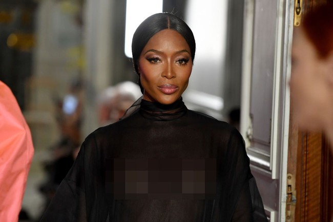 Naomi Campbell yang boleh dibilang sudah jarang berlenggang di catwalk menebar pesonanya dalam balutan gaun hitam bersiluet megar dengan rok yang penuh ruffle. Gaun adibusana karya Pierpaolo Piccioli itu hadir dengan bagian bodice menerawang sehingga mengekspos tubuh Naomi yang tidak dibaluti dalaman.   Foto: Getty Images