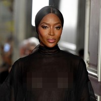 Naomi Campbell yang boleh dibilang sudah jarang berlenggang di catwalk menebar pesonanya dalam balutan gaun hitam bersiluet megar dengan rok yang penuh ruffle. Gaun adibusana karya Pierpaolo Piccioli itu hadir dengan bagian bodice menerawang sehingga mengekspos tubuh Naomi yang tidak dibaluti dalaman.   Foto: Getty Images