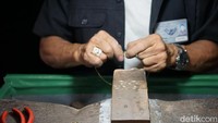 Di dalam ruangan ini ada kamu bisa melihat pekerja yang membuat kalung, meleburkan logam, memoles cincin dan merangkainya menjadi perhiasan cantik.  (Syanti/detikTravel)