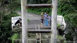 Berani Uji Nyali Kaya Warga Pekalongan Lintasi Jembatan Roboh Ini