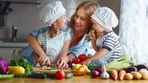 5 Metode Memasak Ini Bisa Menjaga Nutrisi Makanan Anak Tetap Awet