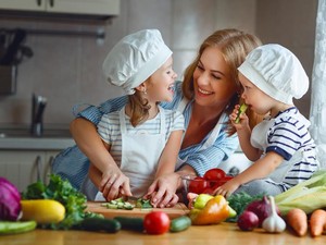 5 Metode Memasak Ini Bisa Menjaga Nutrisi Makanan Anak Tetap Awet