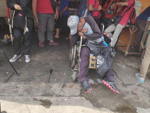Kesetiaan Difabel Menanti Kebebasan Ahok hingga Tertidur di Kursi Roda