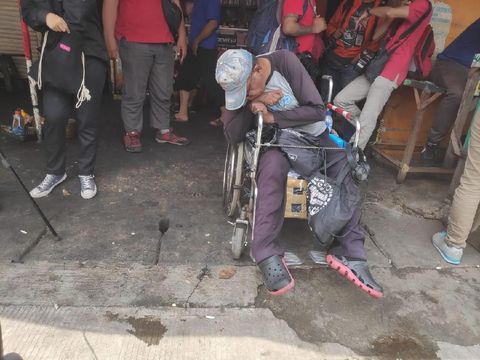Ramjani datang dari Jatinegara ke Mako Brimob untuk bertemu Ahok. Dia sempat tertidur di kursi roda saat menanti idola keluar