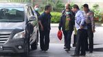 Bermasker, Bupati Mesuji Digelandang ke KPK