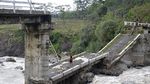 Berani Uji Nyali Kaya Warga Pekalongan Lintasi Jembatan Roboh Ini