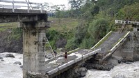 Salah satu pengguna jalur setianya itu adalah Atik yang merupakan guru honorer warga Desa Loragung yang mengajar di SD 02 Sicawet, Watukumpul, Pemalang. Karenanya ia setiap hari melintasi jalur dan melewati jembatan tersebut.