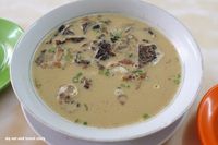 Mau yang Hangat Mengenyangkan? Jajan Soto Kuah Santan di Sini