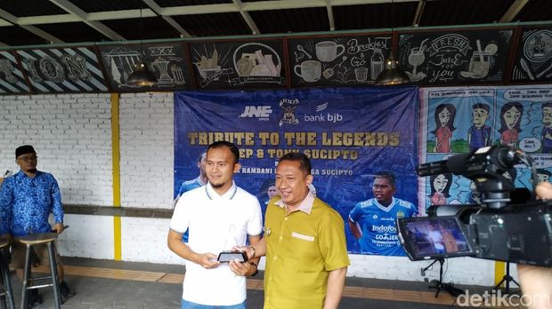 Viking Beri Penghormatan untuk Legenda Persib Atep cs