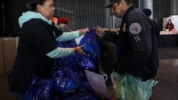Makan siang gratis juga diantarkan kepada karyawan Administrasi Keamanan Transportasi (TSA) yang bekerja tanpa dibayar. Reuters/Brendan McDermid.