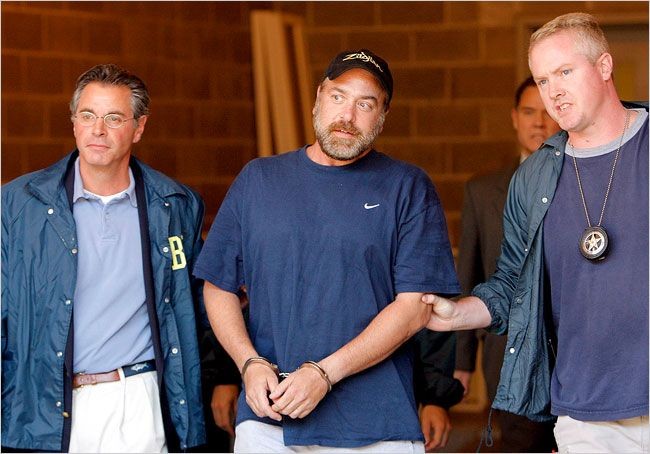 Mantan manajer keuangan Samuel Israel dihukum karena menjalankan skema Ponzi dan masuk tahanan pada 9 Juni 2008. Namun Samuel Israel meninggalkan mobilnya di sebuah pegunungan bagian utara New York. Kalimat bunuh diri tidak menyakitkan tertulis pada kap mesin.Pihak berwenang tidak percaya bahwa dirinya bunuh diri. Ia akhirnua ketahuan bersembunyi dengan pacarnya di jalan tol terdekat. Israel menyerahkan diri setelah sebulan bersembunyi. Foto: Reuters