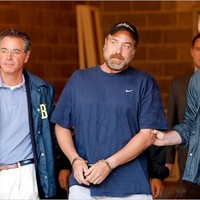 Mantan manajer keuangan Samuel Israel dihukum karena menjalankan skema Ponzi dan masuk tahanan pada 9 Juni 2008. Namun Samuel Israel meninggalkan mobilnya di sebuah pegunungan bagian utara New York. Kalimat bunuh diri tidak menyakitkan tertulis pada kap mesin.Pihak berwenang tidak percaya bahwa dirinya bunuh diri. Ia akhirnua ketahuan bersembunyi dengan pacarnya di jalan tol terdekat. Israel menyerahkan diri setelah sebulan bersembunyi. Foto: Reuters