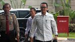 Lambaian Tangan Menpora Saat Diperiksa KPK