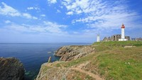 Brest punya La Pointe Saint-Mathieu, salah satu tanjung paling barat di Eropa. Menara suar di sana jadi incaran turis untuk berfoto (Thinkstock) 
