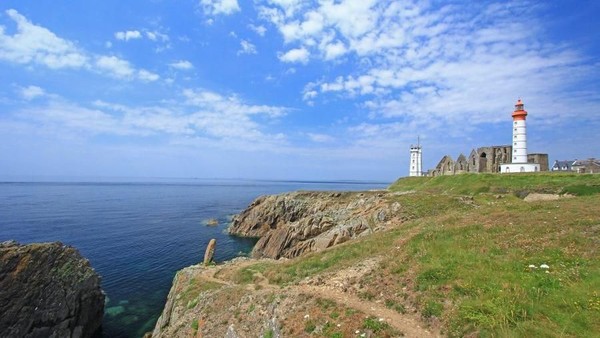 Brest punya La Pointe Saint-Mathieu, salah satu tanjung paling barat di Eropa. Menara suar di sana jadi incaran turis untuk berfoto (Thinkstock) Brest punya La Pointe Saint-Mathieu, salah satu tanjung paling barat di Eropa. Menara suar di sana jadi incaran turis untuk berfoto (Thinkstock)
