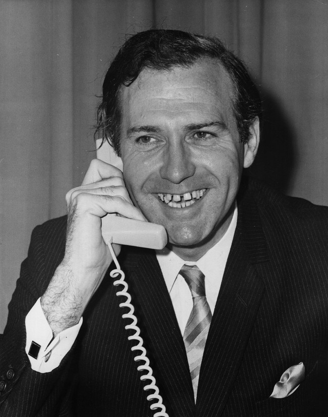 Politisi Inggris dan anggota Parlemen John Stonehouse dilaporkan tenggelam di Florida pada 1974, diduga akibat terlilit utang. Dua bulan kemudian, ia ditemukan di Australia dengan nama samaran. Pada awalnya, ia diduga sebagai Lord Lucan karena Lucan telah menghilang awal tahun. Pada 1976, Stonehouse dihukum terkait penipuan dan pelanggaran. Ia menjalani hukuman tiga tahun sebelum dibebaskan bersyarat. Foto: Getty Images