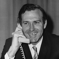 Politisi Inggris dan anggota Parlemen John Stonehouse dilaporkan tenggelam di Florida pada 1974, diduga akibat terlilit utang. Dua bulan kemudian, ia ditemukan di Australia dengan nama samaran. Pada awalnya, ia diduga sebagai Lord Lucan karena Lucan telah menghilang awal tahun. Pada 1976, Stonehouse dihukum terkait penipuan dan pelanggaran. Ia menjalani hukuman tiga tahun sebelum dibebaskan bersyarat. Foto: Getty Images