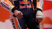 Di acara presentasi, Lorenzo datang dengan tangan masih dibebat perban. Rider berusia 31 tahun itu memang baru menjalani operasi usai pergelangan tangan kirinya retak. (Foto: Susana Vera/Reuters)